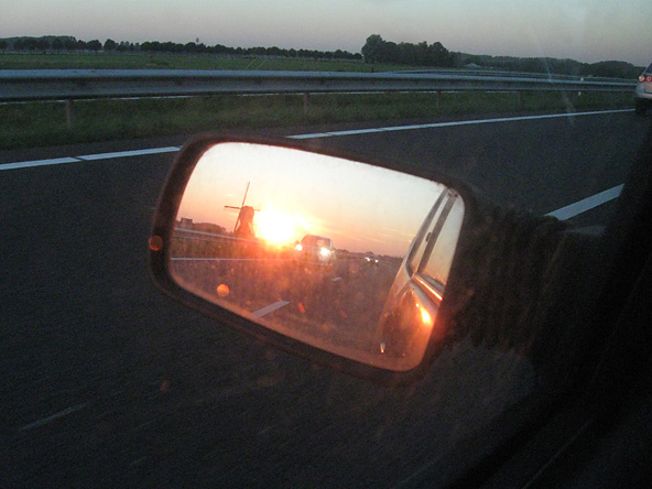 A15 molen in autospiegel bij zonsopkomst_3422