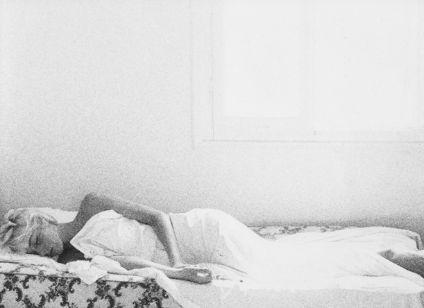 zwartwit halfkleinbeeld foto van vrouw slapend in Aegina